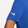 Blaues T-Shirt mit weißem Nike-Logo auf dem Ärmel.