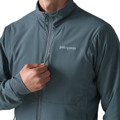Ein Mann schließt eine dunkelblaue Patagonia-Jacke mit einem Reißverschluss am Kragen.