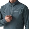 Ein Mann schließt eine dunkelblaue Patagonia-Jacke mit einem Reißverschluss am Kragen.