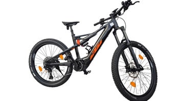 Schwarzes KTM E-Mountainbike mit orangen Details auf weißem Hintergrund.
