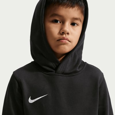 Chlapec v černé mikině s kapucí a logem Nike. Chlapec v černé mikině s kapucí a logem Nike.