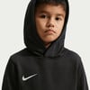 Chlapec v černé mikině s kapucí a logem Nike.