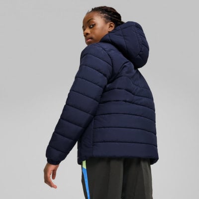 Ein Junge in einer dunkelblauen Daunenjacke dreht sich mit dem Rücken zu. Ein Junge in einer dunkelblauen Daunenjacke dreht sich mit dem Rücken zu.
