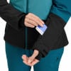 Hand steckt Karte in Ärmeltasche einer Skijacke.