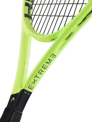 Gelber HEAD EXTREME MPUL Tennisschläger mit schwarzem Griff. Gelber HEAD EXTREME MPUL Tennisschläger mit schwarzem Griff.