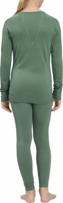 Rückansicht eines Mädchens in einem grünen Langarm-Thermoshirt und Leggings. Rückansicht eines Mädchens in einem grünen Langarm-Thermoshirt und Leggings.