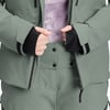 Detail einer Damen-Winterjacke mit Ärmeln und Reißverschluss.