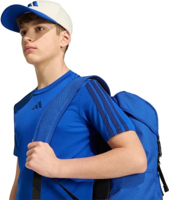 Junge mit Rucksack, trägt blaues T-Shirt und Kappe. Junge mit Rucksack, trägt blaues T-Shirt und Kappe.
