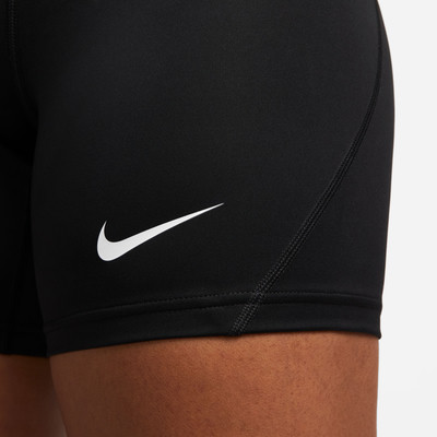 Schwarze Nike Shorts mit weißem Logo und seitlicher Naht. Schwarze Nike Shorts mit weißem Logo und seitlicher Naht.
