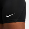 Schwarze Nike Shorts mit weißem Logo und seitlicher Naht.