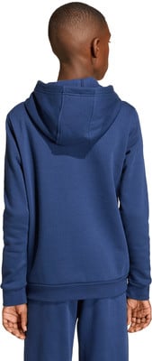 Rückansicht eines Jungen in einem dunkelblauen Kapuzenpullover und Jogginghose. Rückansicht eines Jungen in einem dunkelblauen Kapuzenpullover und Jogginghose.