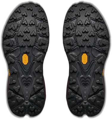 Blick auf die Sohlen zweier Schuhe mit ausgeprägtem Profil und Vibram-Logo. Blick auf die Sohlen zweier Schuhe mit ausgeprägtem Profil und Vibram-Logo.