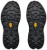 Blick auf die Sohlen zweier Schuhe mit ausgeprägtem Profil und Vibram-Logo.