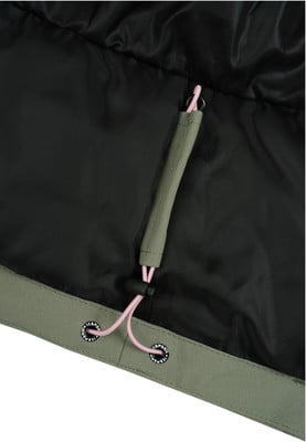 Detail des Jackenfutters mit verstellbarem Kordelzug und Metallösen. Detail des Jackenfutters mit verstellbarem Kordelzug und Metallösen.