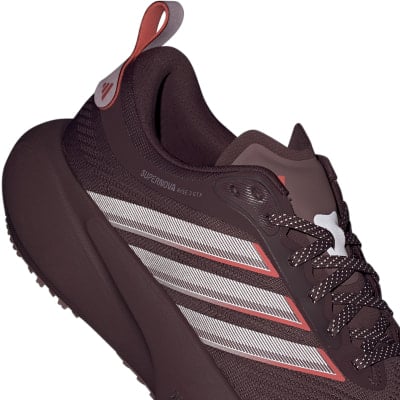 Detail eines Adidas Laufschuhs mit Logo und Streifen. Detail eines Adidas Laufschuhs mit Logo und Streifen.