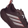 Detail eines Adidas Laufschuhs mit Logo und Streifen.