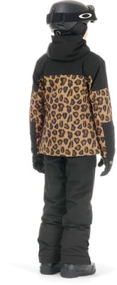Skijacke mit Leopardenmuster und schwarzer Hose. Skijacke mit Leopardenmuster und schwarzer Hose.