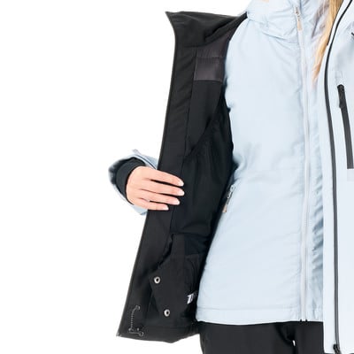 Detail des Jackeninnenfutters mit Taschen und Reißverschlüssen, nah aufgenommen. Detail des Jackeninnenfutters mit Taschen und Reißverschlüssen, nah aufgenommen.