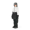 Junge in Skijacke und Hose mit Helm und Brille.