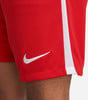 Rote Shorts mit weißem Nike-Logo und Seitenstreifen.