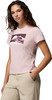Frau in einem rosa T-Shirt mit Bergaufdruck und einer beigen Hose mit Tasche.