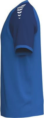 Blaues T-Shirt mit dunkelblauen Ärmeln und weißem Logo auf der Schulter. Blaues T-Shirt mit dunkelblauen Ärmeln und weißem Logo auf der Schulter.