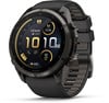 Eine Garmin Fenix Smartwatch mit schwarzem Armband und einem Zifferblatt, das die Uhrzeit anzeigt.