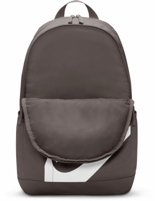 Grauer Nike-Rucksack mit großem weißem Logo und Vordertasche. Grauer Nike-Rucksack mit großem weißem Logo und Vordertasche.