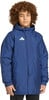 Junge in dunkelblauer Kapuzen-Daunenjacke mit Adidas-Logo.