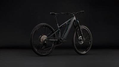 Modernes Mountain-E-Bike in dunkler Farbe vor schwarzem Hintergrund. Modernes Mountain-E-Bike in dunkler Farbe vor schwarzem Hintergrund.
