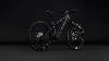 Modernes Mountain-E-Bike in dunkler Farbe vor schwarzem Hintergrund.