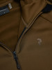 Detail einer Jacke mit dem Peak Performance Logo und Reißverschluss.