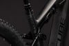 Detail des Hinterbaus eines schwarzen Mountainbikes mit Dämpfer und Aufschrift ONE44.
