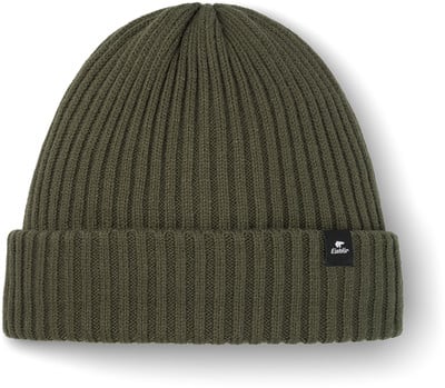Grüne Rippstrickmütze mit schwarzem Eisbär-Logoetikett.