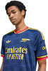 Ein Mann in einem dunkelblauen Arsenal-Fußballtrikot mit Adidas- und Emirates-Logo.
