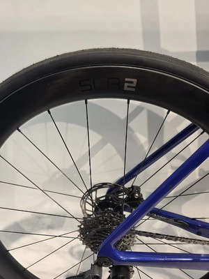 Detail eines Fahrradhinterrads mit SLR2-Aufschrift auf der Felge. Detail eines Fahrradhinterrads mit SLR2-Aufschrift auf der Felge.