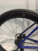 Detail eines Fahrradhinterrads mit SLR2-Aufschrift auf der Felge.
