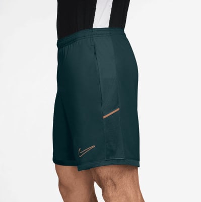 Herren-Fußballshorts von Nike in Dunkelgrün mit Logo. Herren-Fußballshorts von Nike in Dunkelgrün mit Logo.