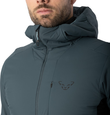 Mann in dunkelgrüner Kapuzenjacke mit Logo. Mann in dunkelgrüner Kapuzenjacke mit Logo.