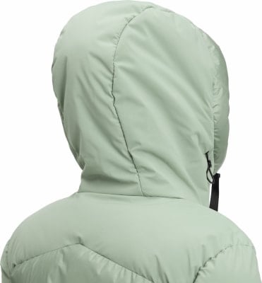 Grüne Kapuzenjacke, Detail des Hinterkopfes und der Schultern. Grüne Kapuzenjacke, Detail des Hinterkopfes und der Schultern.