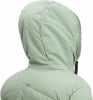 Grüne Kapuzenjacke, Detail des Hinterkopfes und der Schultern.