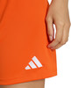 Orangefarbener Stoff mit weißem Adidas-Logo am unteren Saum.
