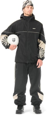 Ein Mann in schwarzer Kleidung hält einen weißen Ball und trägt eine Mütze. Ein Mann in schwarzer Kleidung hält einen weißen Ball und trägt eine Mütze.