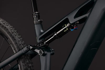 Detail des Hinterradfederungssystems eines Mountainbikes mit Dämpfer und Aufhängung. Detail des Hinterradfederungssystems eines Mountainbikes mit Dämpfer und Aufhängung.
