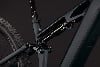 Detail des Hinterradfederungssystems eines Mountainbikes mit Dämpfer und Aufhängung.
