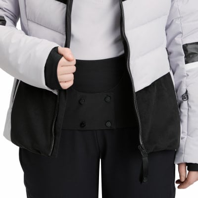 Detail einer Jacke mit schwarzen Akzenten und Reißverschluss.