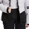 Detail einer Jacke mit schwarzen Akzenten und Reißverschluss.