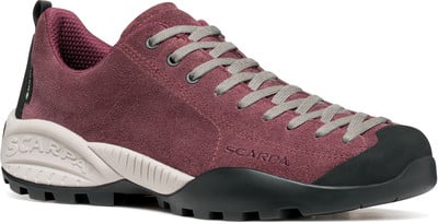 Bordeauxroter Wildleder-Wanderschuh SCARPA mit grauen Schnürsenkeln und schwarzer Sohle. Bordeauxroter Wildleder-Wanderschuh SCARPA mit grauen Schnürsenkeln und schwarzer Sohle.