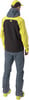 Mann von hinten in gelber Jacke und grauer Hose mit Skischuhen.