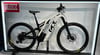 Neues weißes Husqvarna E-Bike mit schwarzen Details auf einem Ständer.